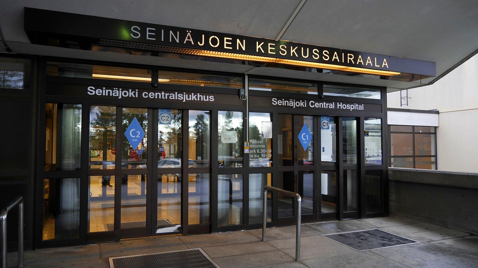 Seinäjoen keskussairaalan sisäänkäynti, jonka yläpuolella valaistu kyltti Seinäjoen keskussairaala